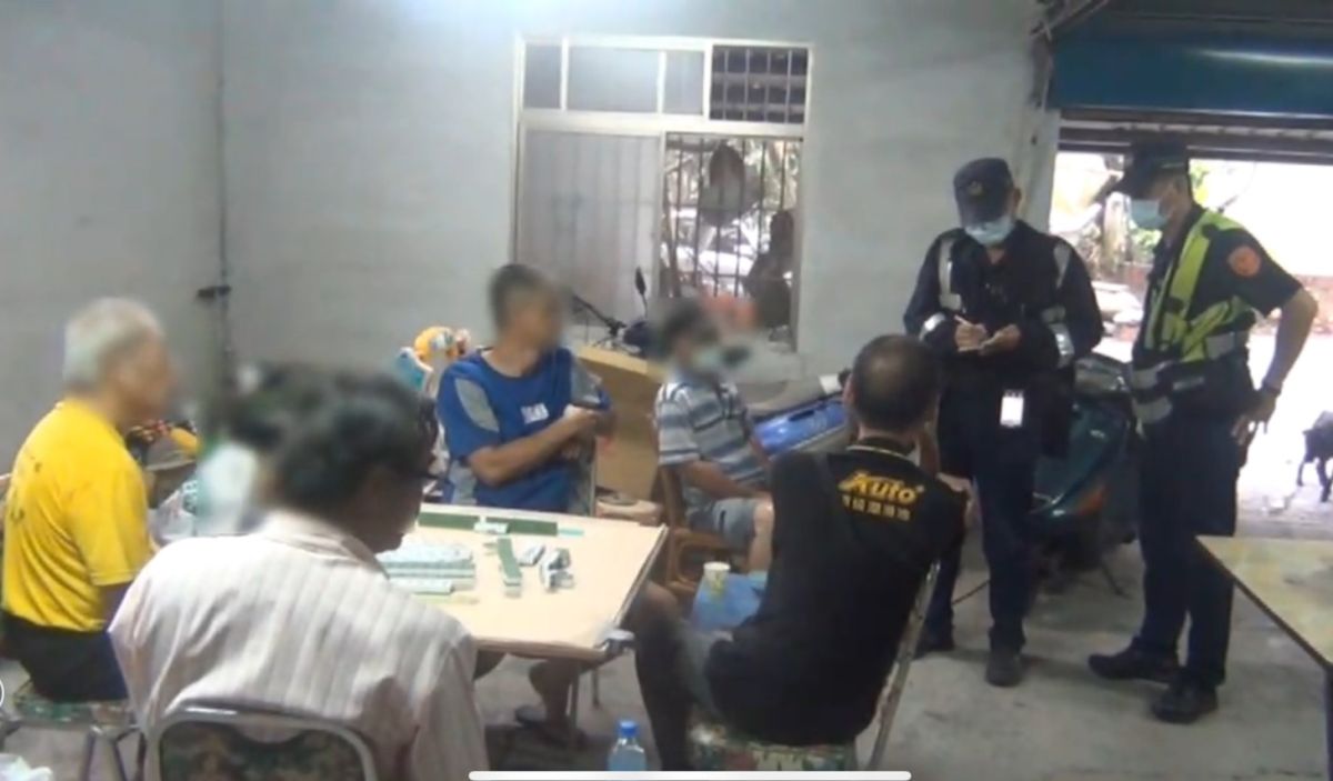 ▲高市警局旗山分局中埔派出所於昨(31)日上午接獲民眾檢舉稱「有人群聚打牌」！警方當場見室內聚集5人，其中4名男子在麻將桌上打牌。(圖／記者郭凱杰翻攝)