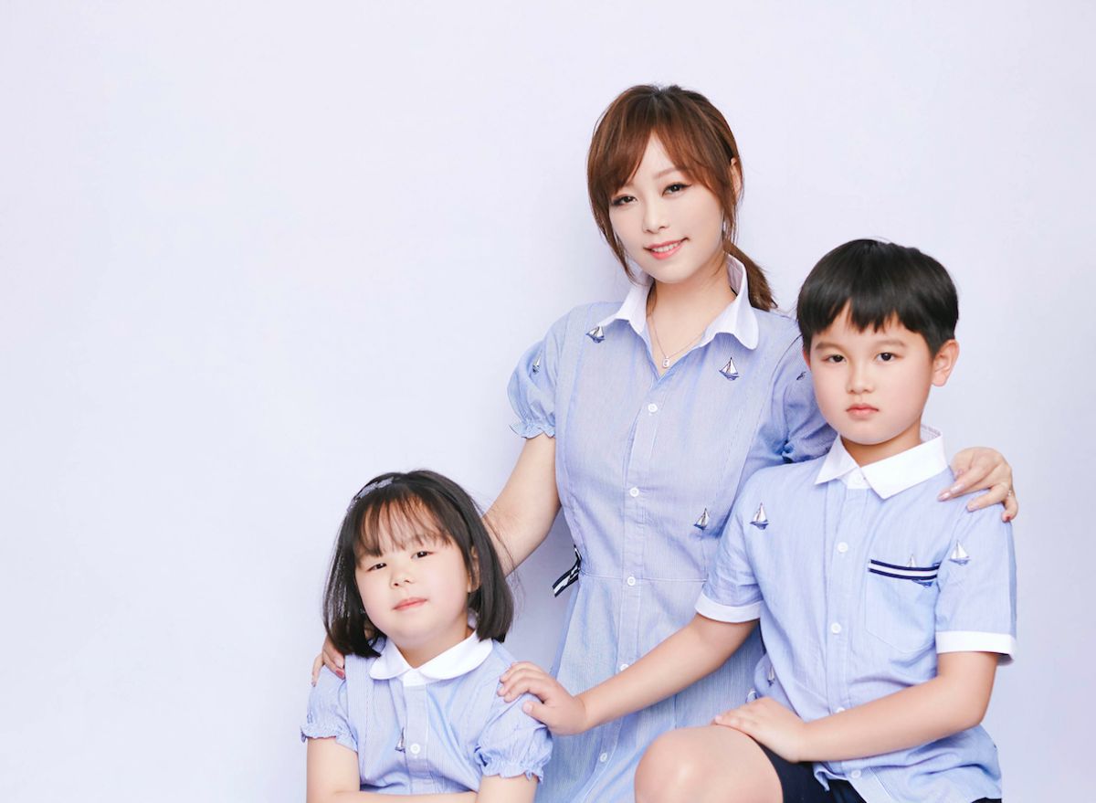 ▲「小蜜桃姐姐」朱安禹（中）的一雙兒女Ray（右）、Rina組團出道。（圖／瑀寶文化傳播提供）