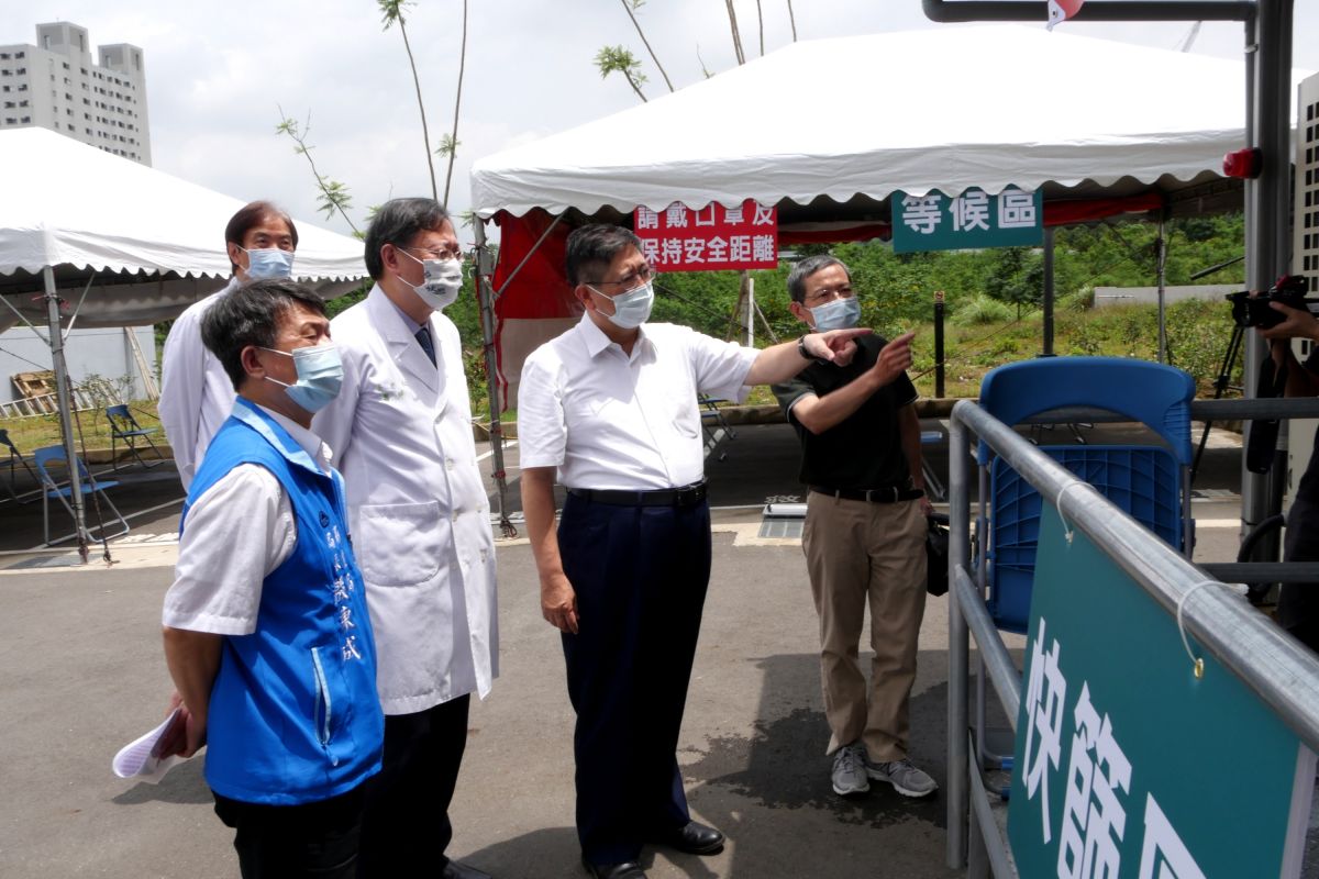 ▲新竹縣首座免費社區篩檢站啟用，縣長楊文科（右2）、衛生局長殷東成（左1）到場瞭解整備狀況。（圖／新竹縣政府提供）