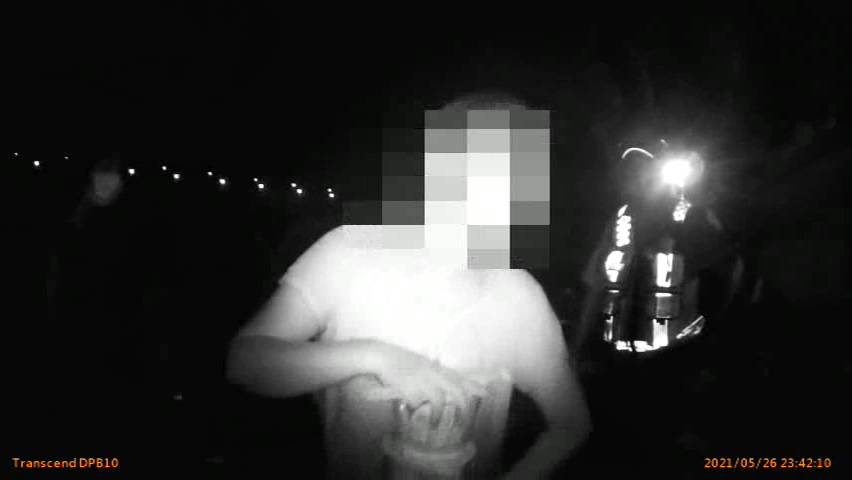 ▲清水警分局警員發現一對鍾姓母子，在火車站前空地休息，沒口罩一日未食，員警到超商買食物和飲料止飢(圖／警方提供2021.6.1)