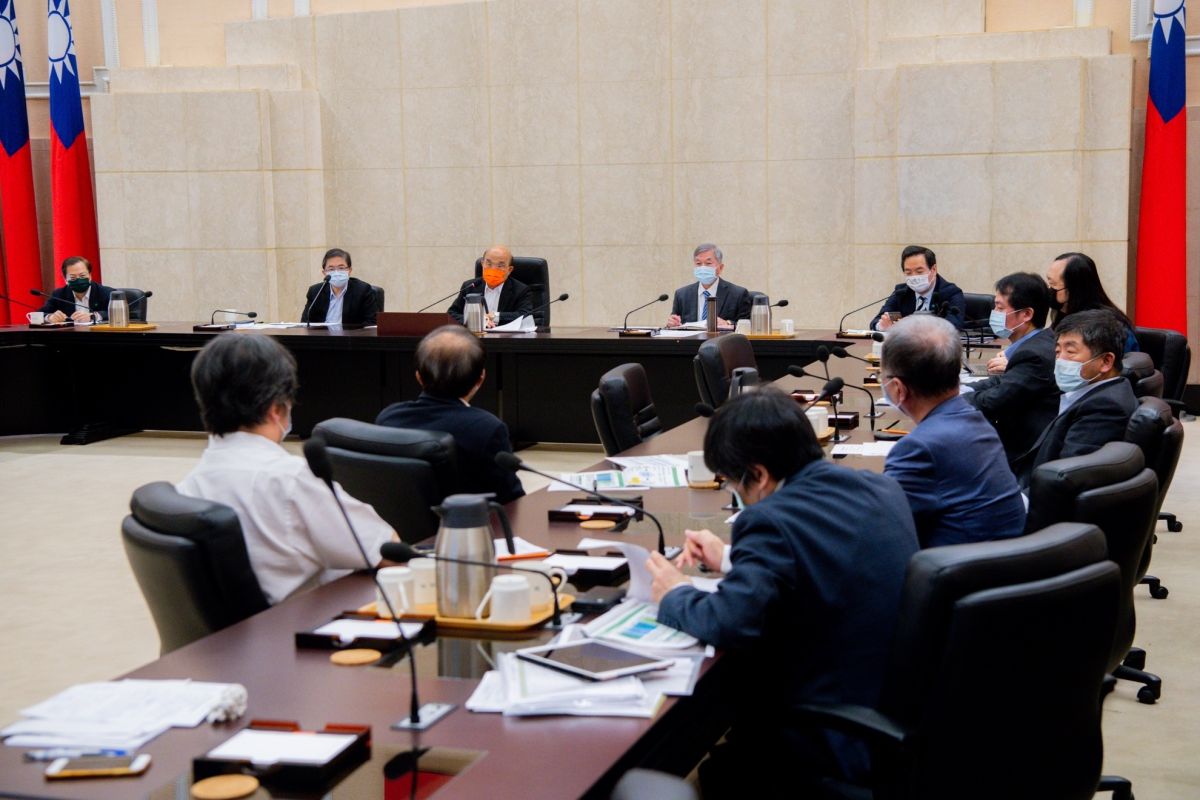 ▲針對近日雙北醫護人員反應防疫物資恐有不足的情形，行政院長蘇貞昌裁示撥發2倍安全儲量防疫物資。（圖／行政院提供）