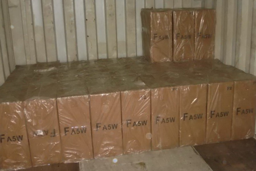 ▲財政部關務署高雄關查獲中國大陸私菸逾2萬包，乃加以查扣處理。(圖／記者黃守作攝，2021.06.01) 