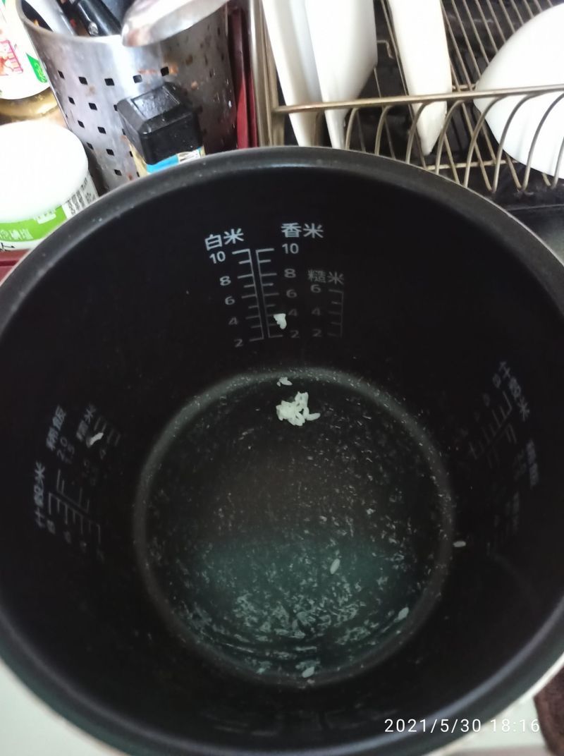 ▲媽媽打開電鍋後,發現兒子只留一口飯給她。(圖/翻攝爆怨2公社臉書)