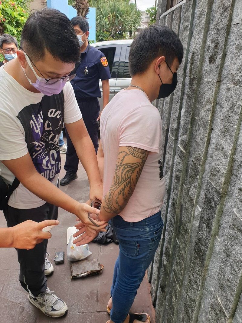 ▲黃姓搶匪衝撞警車逃逸，上午被警方循線逮獲(圖/記者鄧力軍翻攝 )