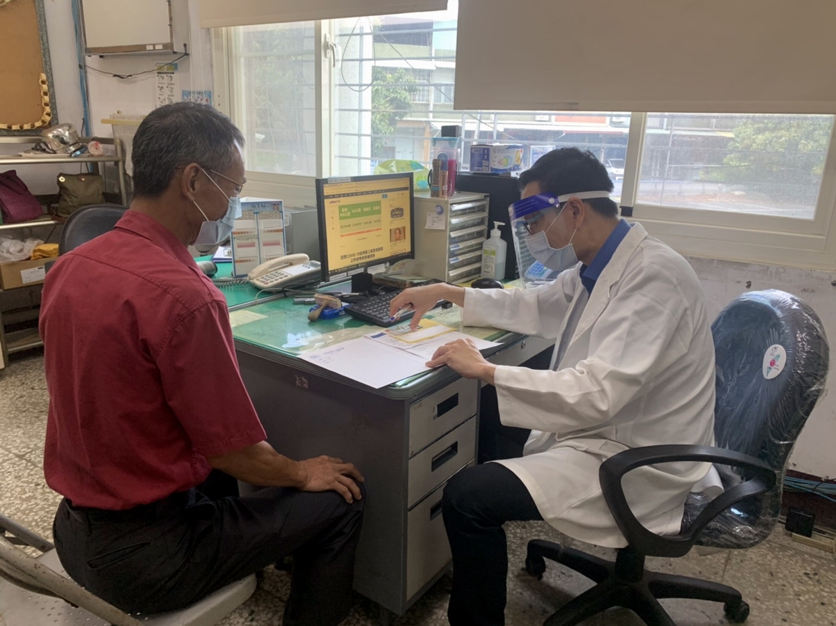 ▲國內本土單日確診人數已破2萬人，防疫險理賠金額也快9億元，讓保險公司財務壓力大增，金管會要求產、壽險業者盡快完成壓力測試，並提報董事會討論因應對策。（示意圖／資料照，屏東縣政府提供）