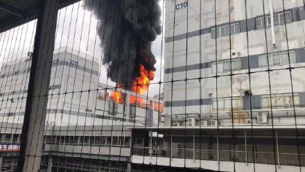 深圳富士康驚傳火警　現場冒火光、傳爆炸聲響