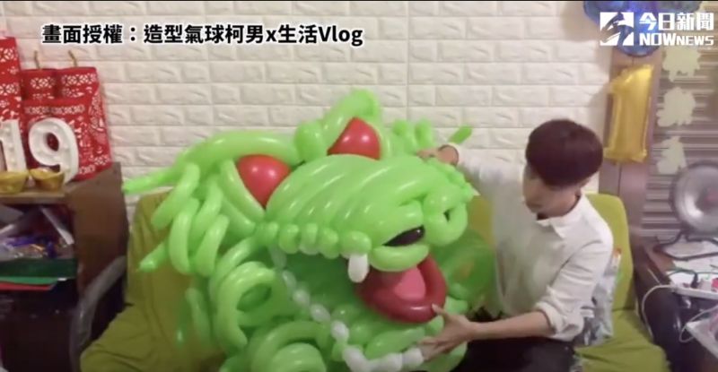 ▲柯男將手中的氣球,做成龍頭的造型。(圖/造型氣球柯男