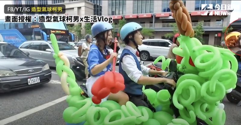 ▲配上後座持槳的女伴,儼然像是真的「滑龍舟」。(圖/造型氣球柯男