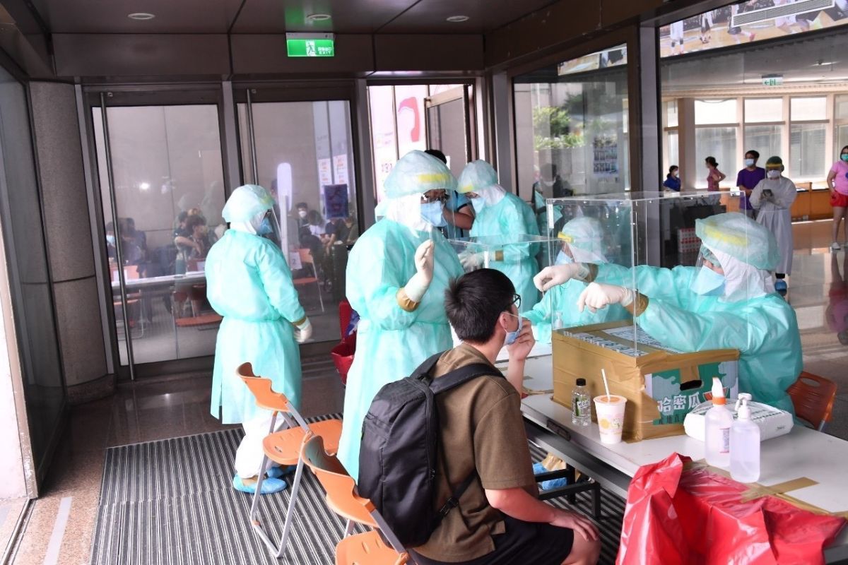 ▲文化大學爆出4名住宿學生確診，2日由北市府人員安排文大校內345人快篩。（圖／文化大學提供）