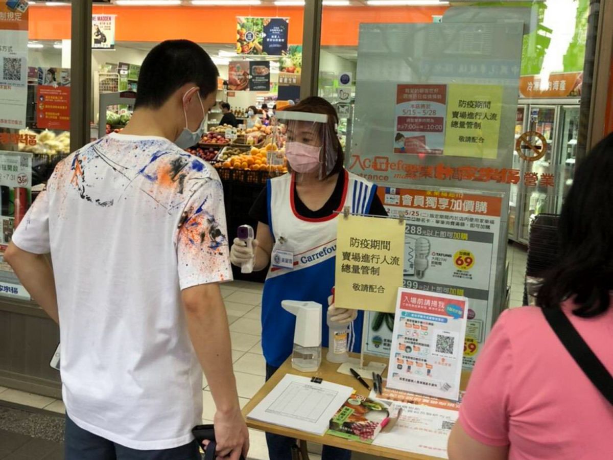 ▲新北市要求各賣場落實每2.25平方公尺內以1人為上限的人流管制。（圖／新北市政府經發局提供）