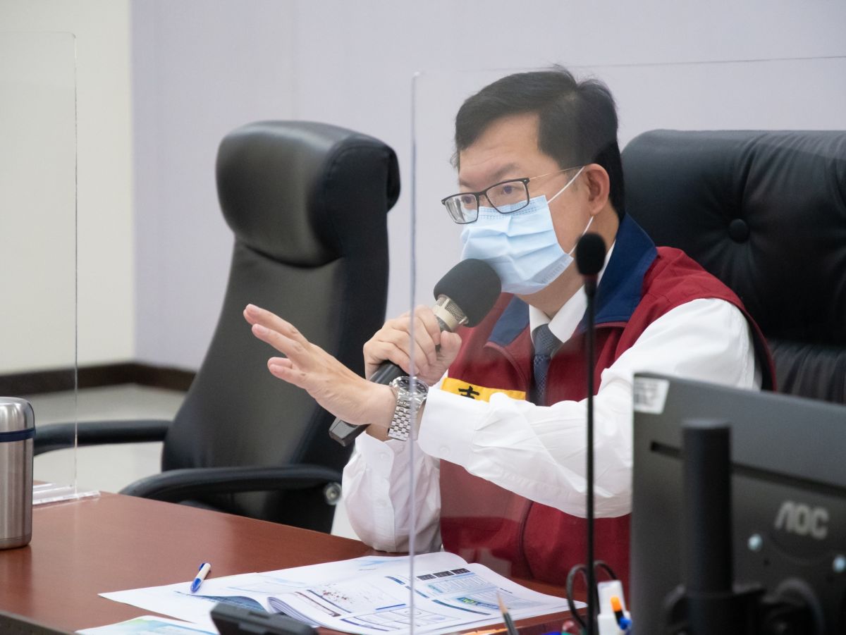 ▲鄭文燦表示，目前企業快篩站指引是要跟醫療機構合作，中央疫情指揮中心並沒有開放個人式到藥房買快篩試劑的做法。（圖／桃園市政府提供）