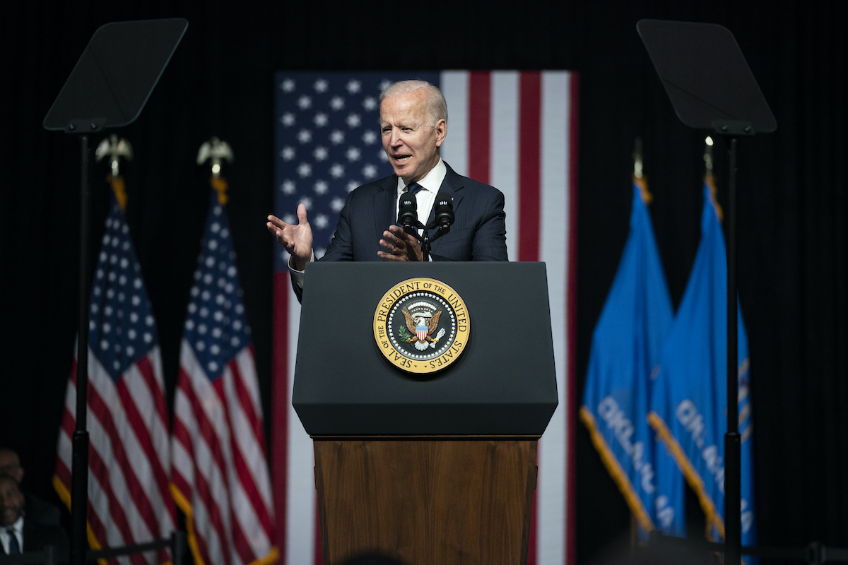 ▲美國總統拜登出席奧克拉荷馬州杜爾沙種族大屠殺100週年紀念活動，悼念當年約300名受害者。（圖／美聯社／達志影像）