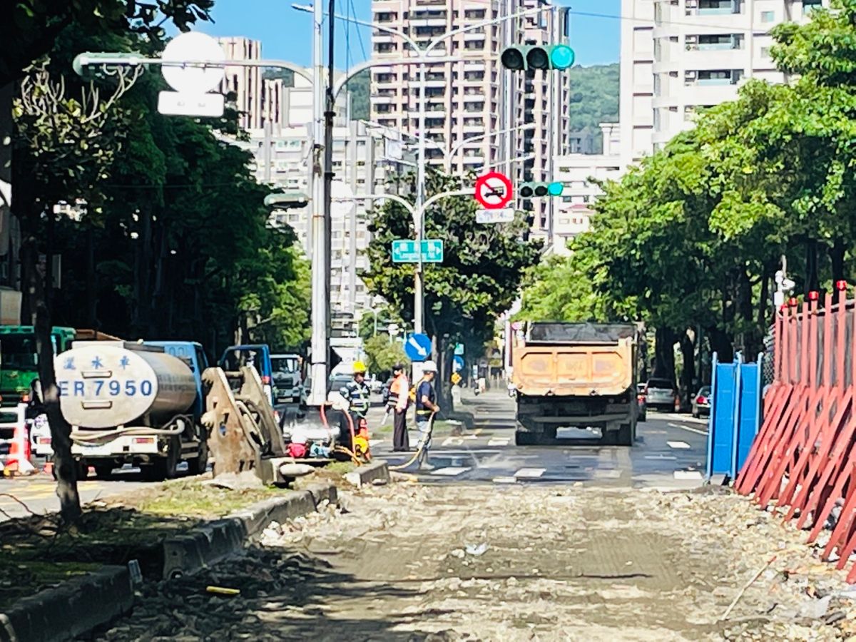 ▲輕軌大順一路段施工圍籬於5月3日完成架設後，進度順利持續施工中。（圖／高市府捷運局提供）