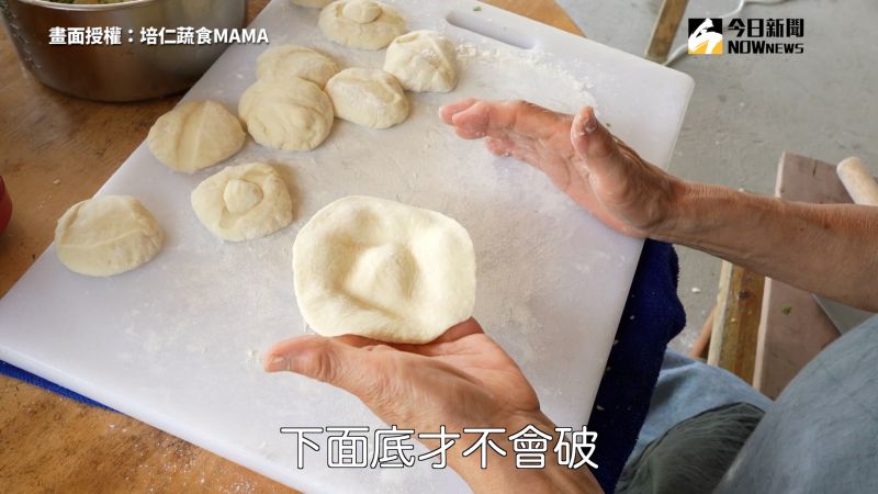 ▲分享秘訣,保留底部面皮厚度,避免水煎包破掉