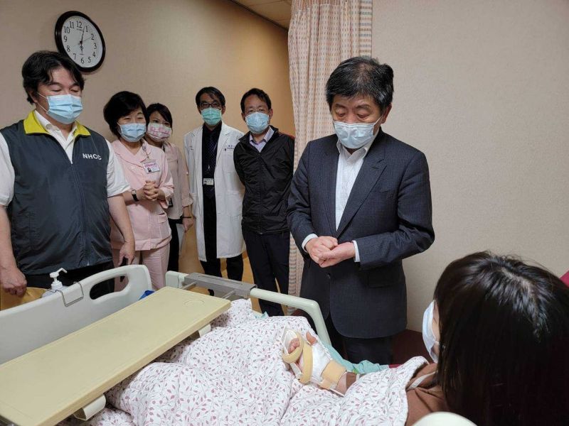 ▲衛福部長陳時中赴院探視遭砍傷的護理師。(圖/翻攝自王必勝醫師的臉書)
