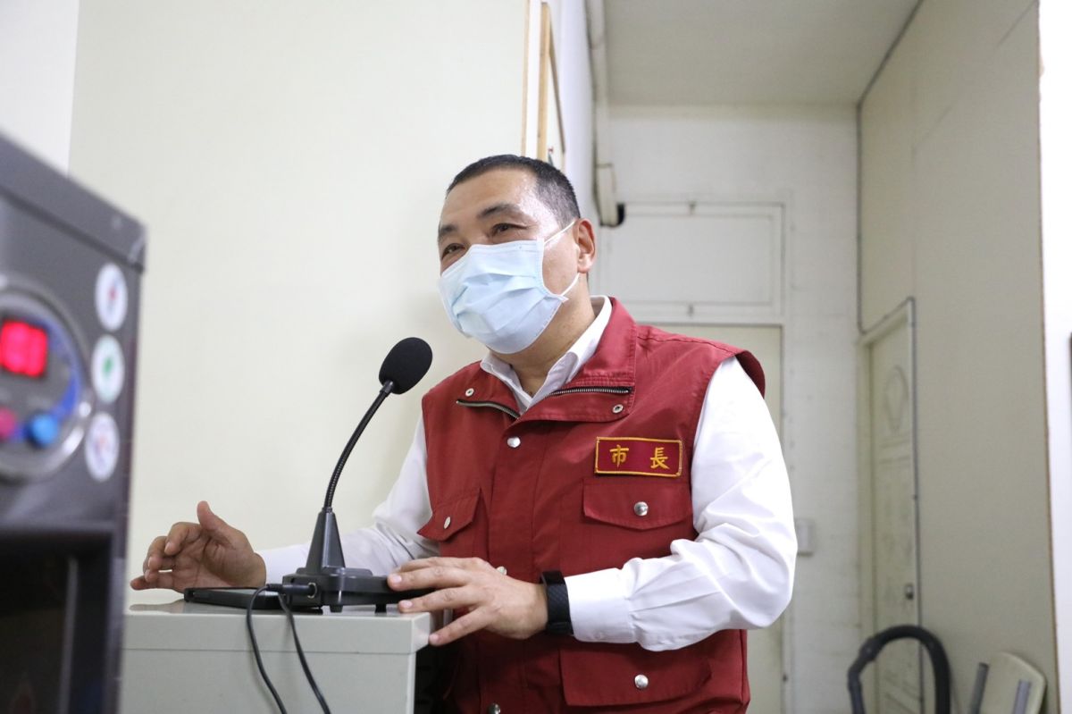 ▲新北市長侯友宜今（3）日前往「重熱里」廣播，呼籲重熱里的里民們，能就近的快篩站來快篩。（圖／新北市政府新聞局提供）