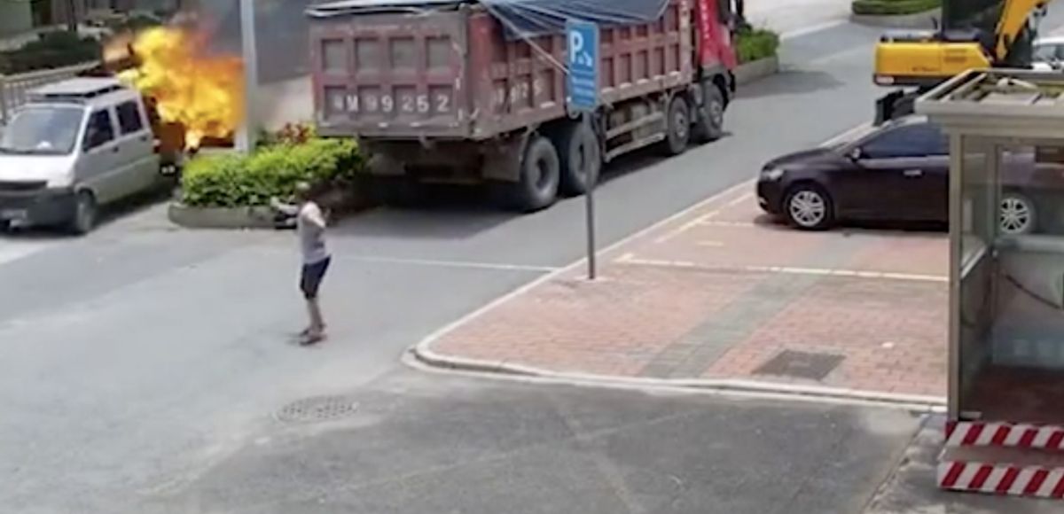 ▲小貨車行駛突起火！駕駛1舉動超靈敏。（圖／翻攝自影片）