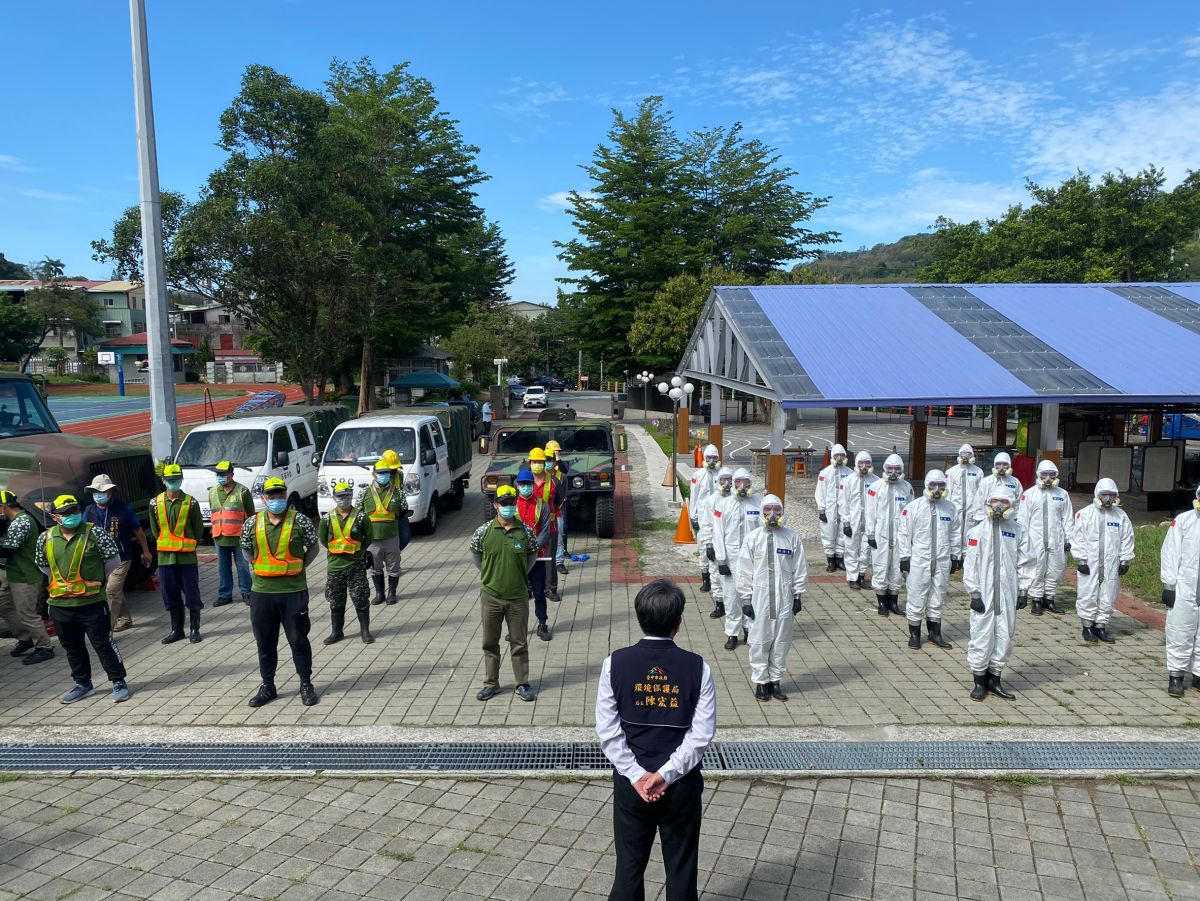 ▲ 中市環保局攜手十軍團36化學兵進行大坑里全面清消(圖／環保局提供2021.6.3)