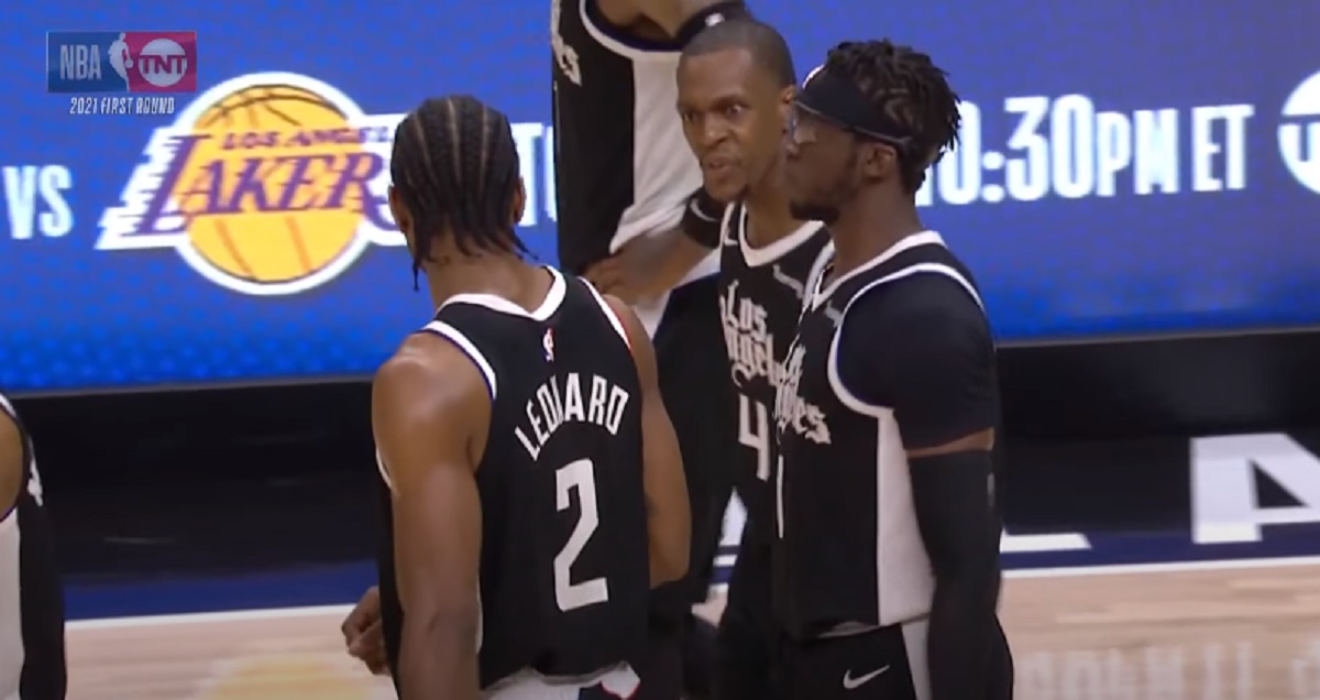 ▲Kawhi投出關鍵麵包球後　Rondo火大怒視。（圖／翻攝自YouTube）