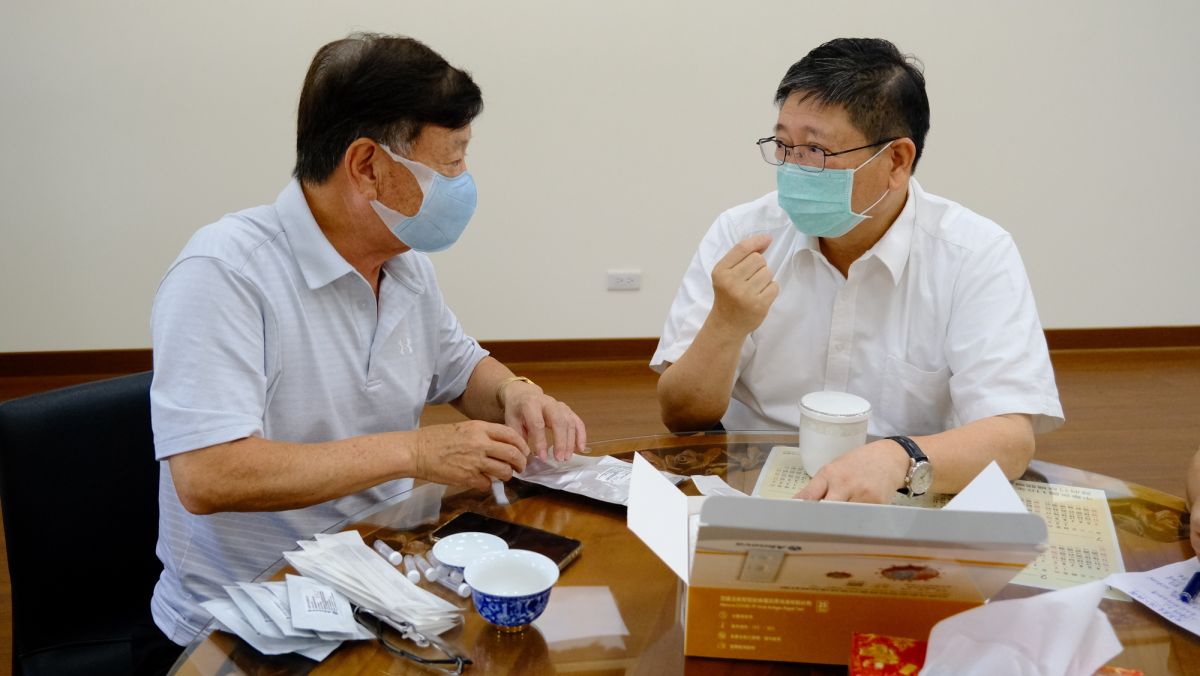 ▲新竹縣長楊文科（右）、聯電榮譽副董事長宣明智（左）研商籌組「行動快篩部隊」，協助竹科防疫。（圖／新竹縣政府提供）