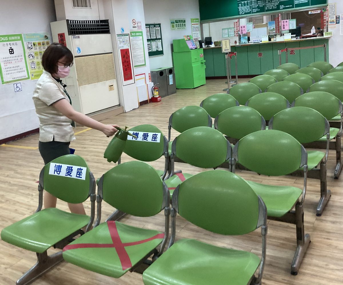 ▲公路總局高雄市區監理所督導客運場站落實實聯制措施。(圖／記者黃守作攝，2021.06.03)