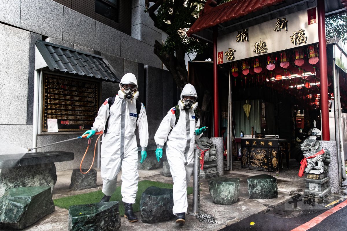 ▲陸軍第33化學兵群支援新北市板橋區疫情熱區消毒。（圖／軍聞社提供）