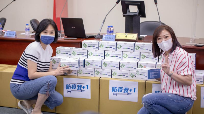 ▲國民黨副秘書長李彥秀（右）代表捐贈募集而來的防護衣500件、N95口罩400個給馬偕醫院。（圖／取自李彥秀臉書）