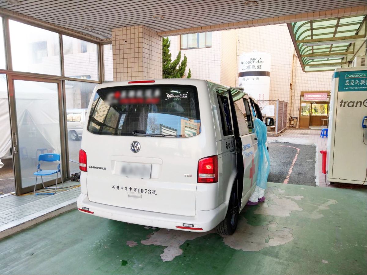 ▲31日攻擊雙和醫院3名護理師之洪姓犯嫌，已於今（3）日下午轉送，由新北市警局中和分局全程戒護。（圖／雙和醫院提供）