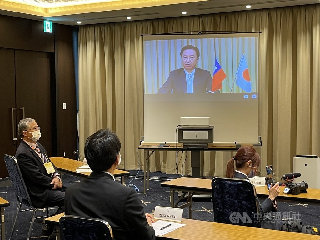 ▲外交部長吳釗燮3日以「當代挑戰下的台日夥伴關係」為題，向日本外籍記者協會發表演說並接受媒體提問。對於日本研擬贈台疫苗，他表示，目前沒有進一步的評論；且在商言商的現實世界，晶片換疫苗恐難實現。中央社記者楊明珠東京攝 110年6月3日