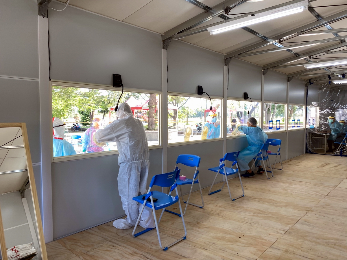 ▲防Delta擴散，指揮中心指揮官陳時中呼籲，有症狀者別上班上課，可在家做家用快篩或至篩檢站做篩檢也可以。（示意圖／資料照，屏東縣政府提供）