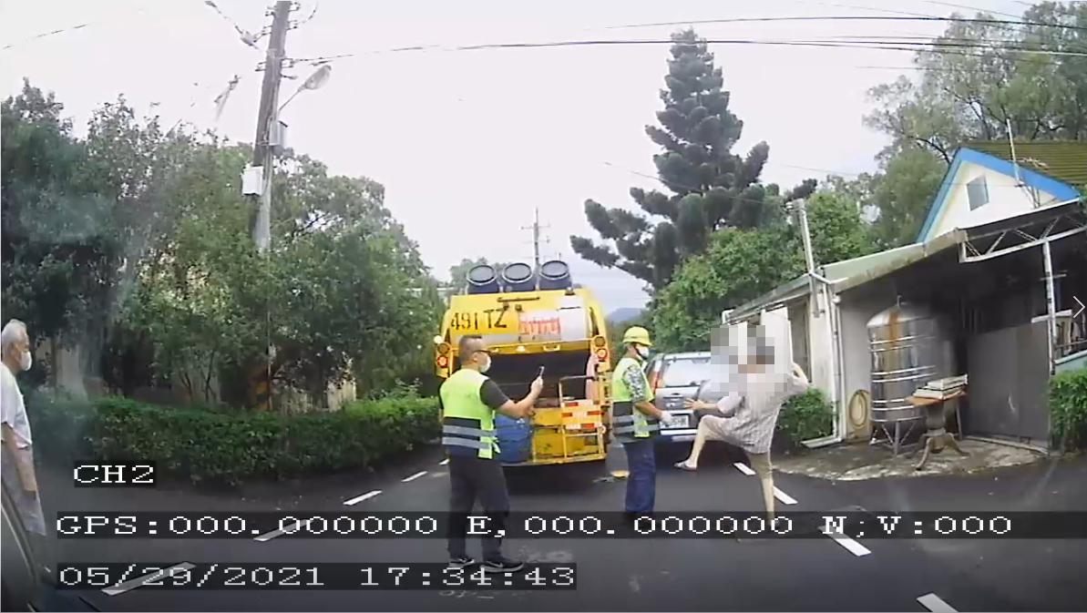 ▲張姓男子不戴口罩倒垃圾且不聽隊員規勸，企圖近身向隊員動手，結果遭踢翻倒地。（圖／桃園市環保局提供）