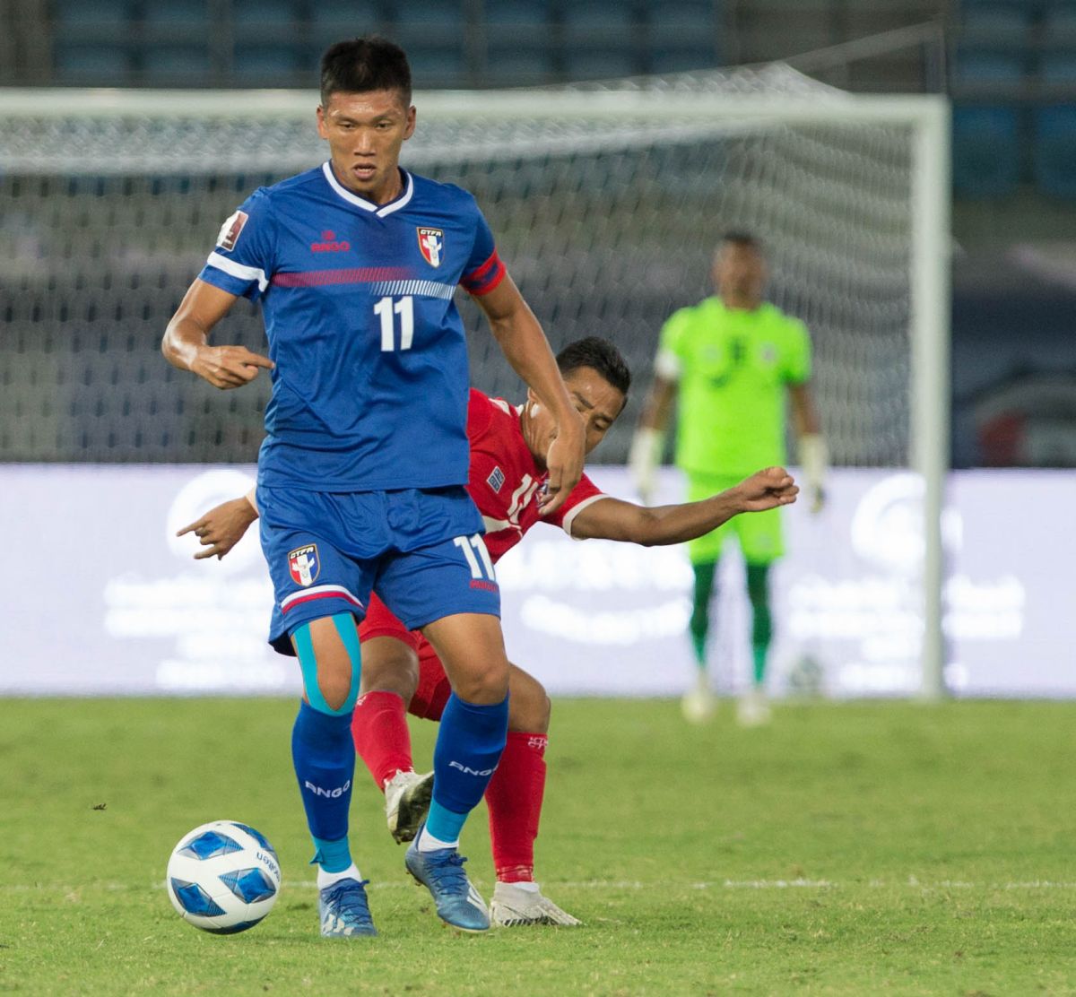 ▲中華男足隊長吳俊青下半場傷退，中華隊教頭王家中賽後記者會哽咽向台灣球迷道歉。（圖／科威特足協提供）