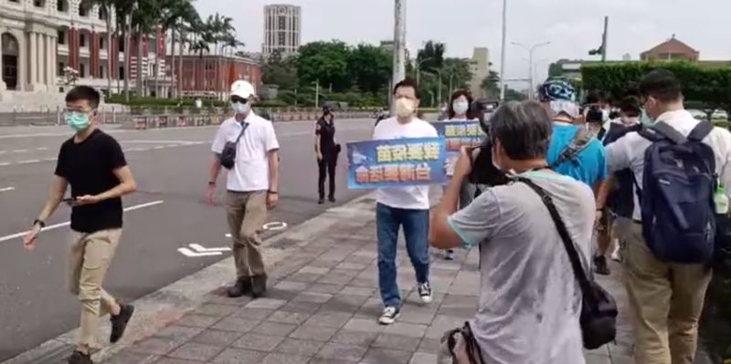▲國民黨團今日赴總統府前抗議,但從畫面可見,除了立委近10名,還有多名攝影記者、警察、立法院助理。(圖/截圖自國民黨團臉書)