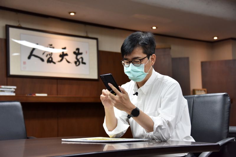 ▲陳其邁在記者會前用「LINE熱點」服務,使用高雄好家載服務,點了咖啡外送飲料,由運將取餐慰勞衛生局「防疫戰情中心」,感謝同仁防疫辛苦。(圖/高市府經發局提供)