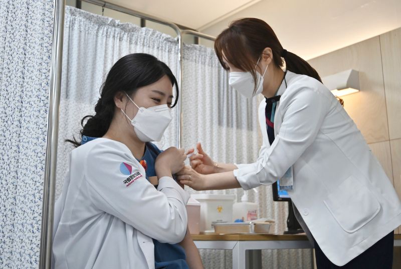 ▲目前韓國已經開放民眾預約AZ疫苗以及輝瑞疫苗。(圖/美聯社/達志影像)