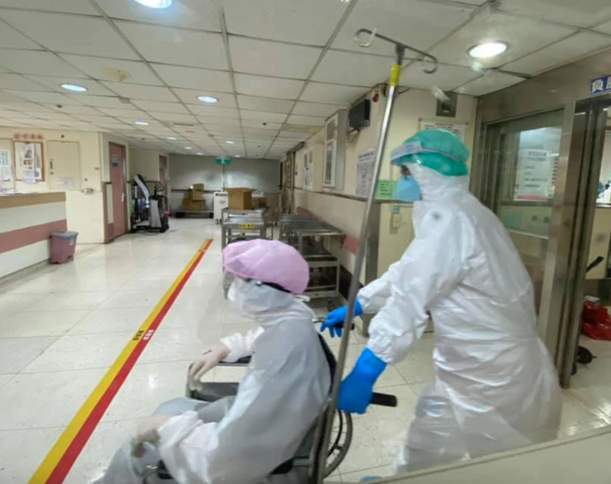 ▲面臨嚴峻疫情，最辛苦的莫過於在第一線奮戰的醫護人員，對此，醫師黃俊德就透露，不僅執勤的救護車司機掛急診，就連護理人員也因為穿隔離衣太久，出現「熱衰竭」的狀況，昏倒在隔離病房走廊。（圖／翻攝自黃俊德醫師臉書）