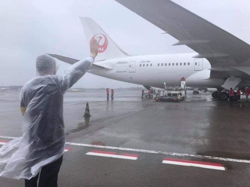 ▲駐日大使謝長廷冒雨見證AZ疫苗起飛前往台灣。(圖/翻攝謝長廷臉書)