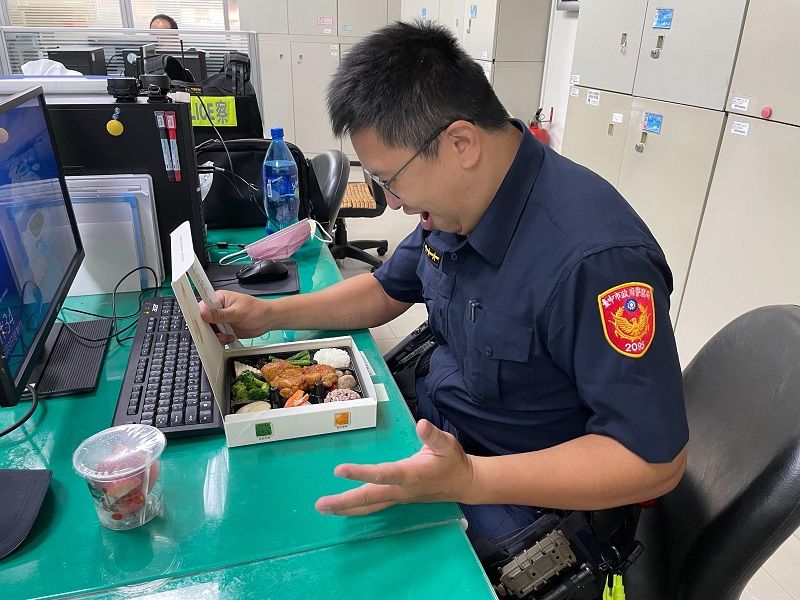 ▲員警打開「署長的餐盒」時，驚喜菜色的豐富(圖/記者鄧力軍翻攝)