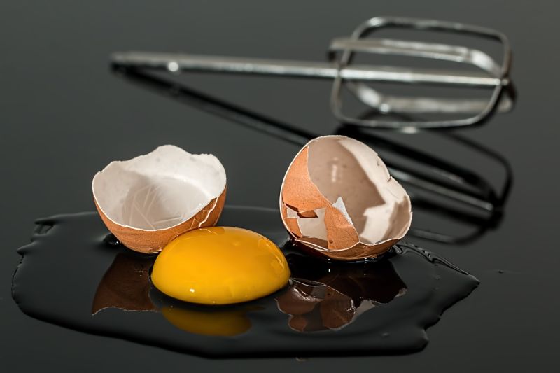 ▲《小楊聊美食》提到，煎荷包蛋時別只會放油，煎的時候加1物，讓荷包蛋不容易破，營養又美味。（示意圖／翻攝自Pixabay）