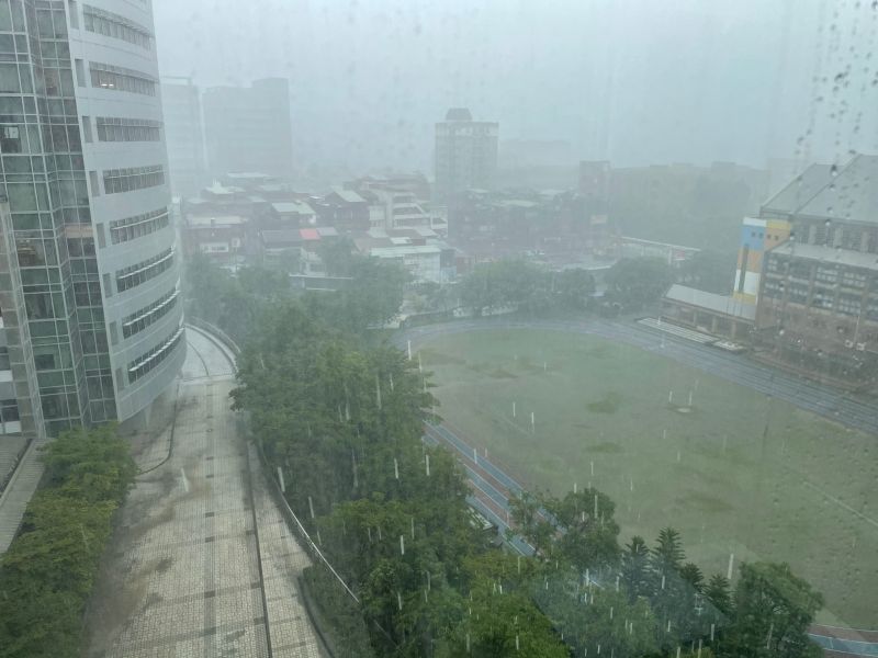 ▲雙北發布大雷雨即時訊息。（圖/讀者提供）