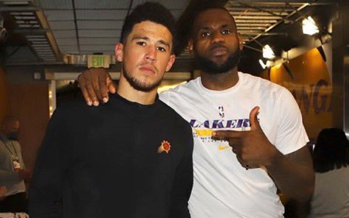 ▲LeBron James還是親自送了球衣給小老弟Devin Booker，展現老大哥該有的風度。（圖／翻攝自推特）