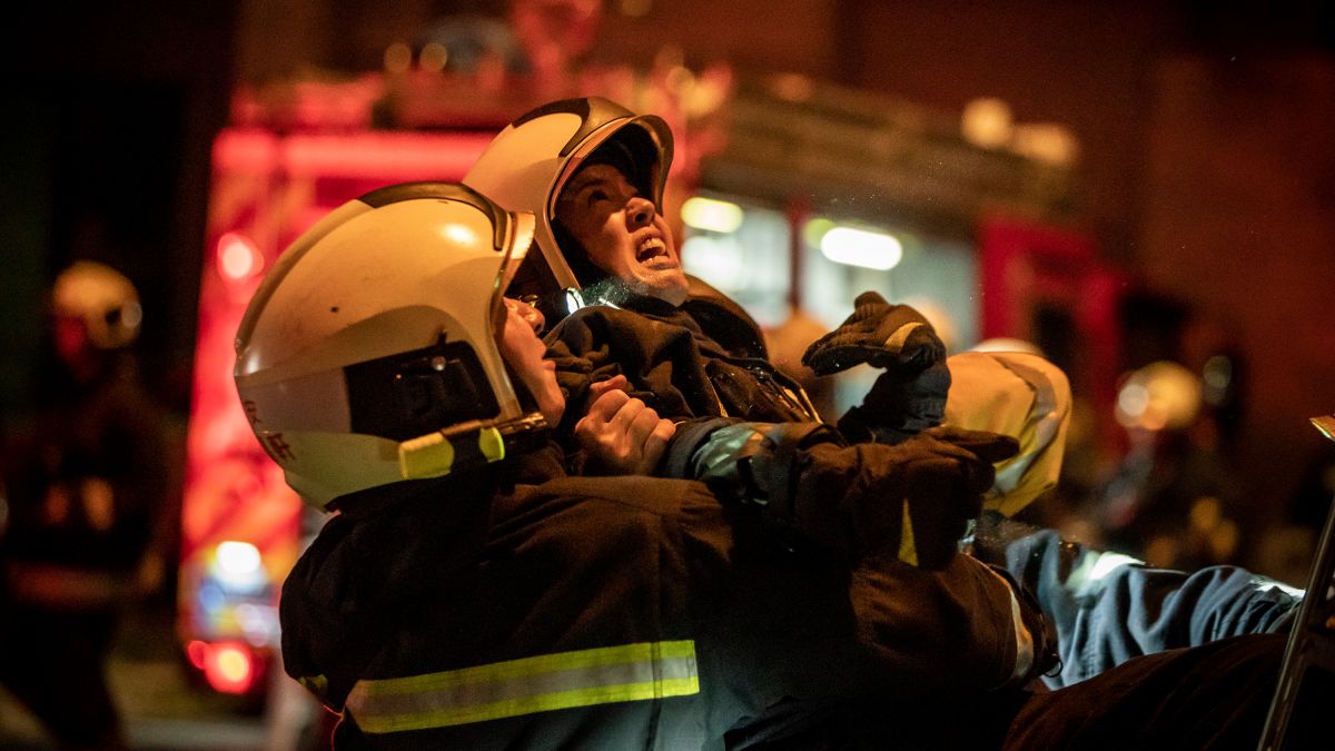 ▲陳庭妮在關東梯前崩潰痛哭，雙腳因撞到梯子瘀青。（圖／公共電視、myVideo提供）