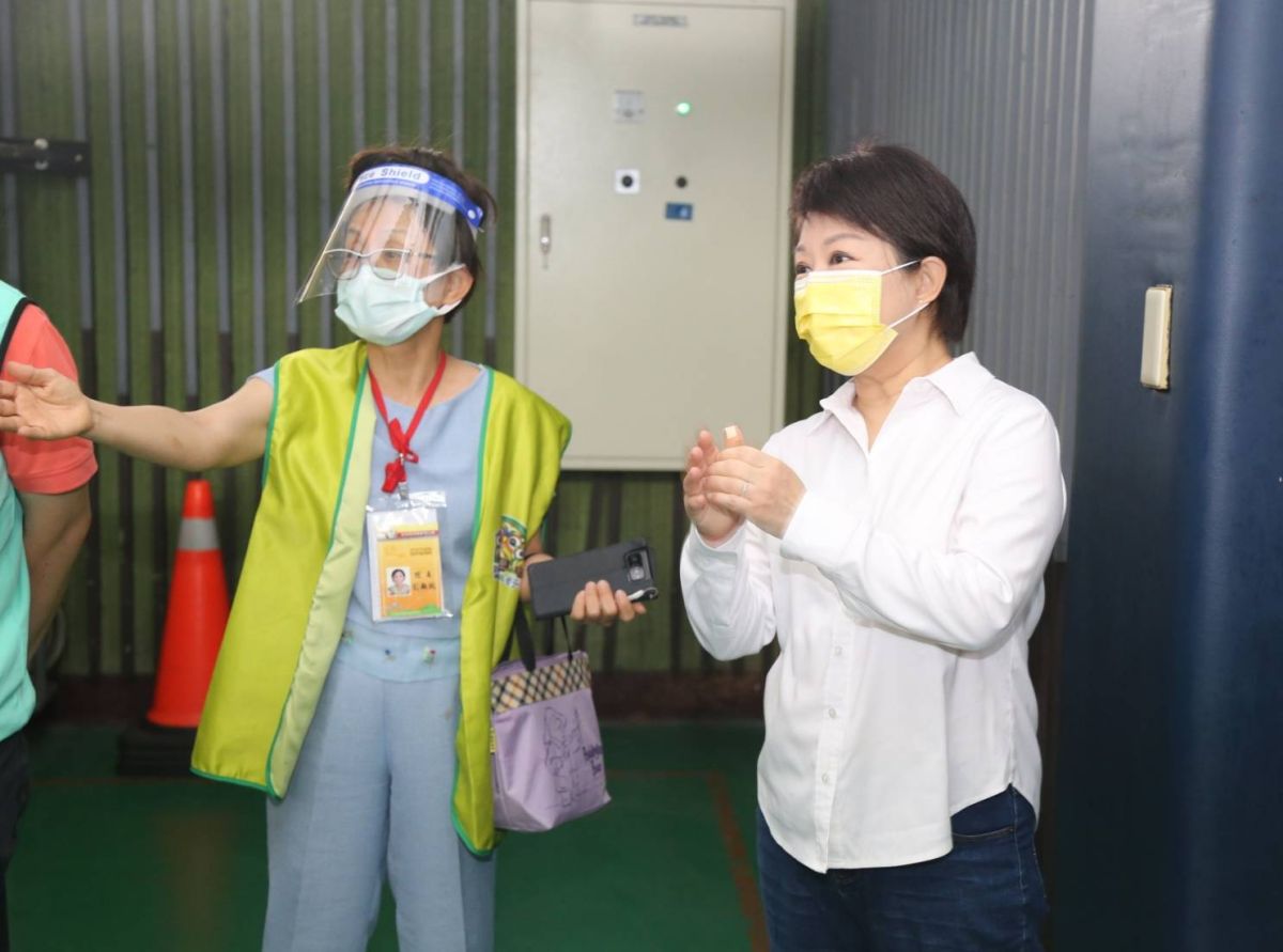 ▲市長盧秀燕視察大里塗城國小快打站現場接種情形(圖／市政府提供2021.6.4)