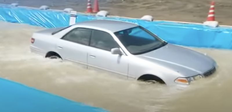 ▲「開車遇到淹水」該怎辦？日專家揭4種情況。（圖／翻攝自影片）