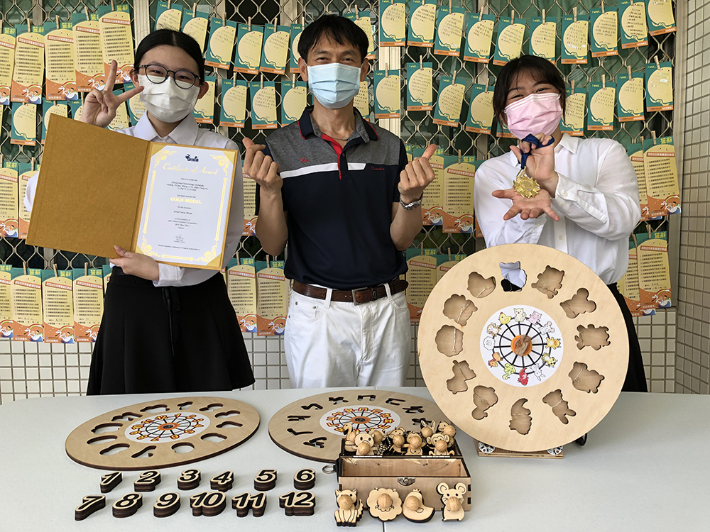 ▲中華醫大幼保系學生萬芳羽（右）、指導老師黃義良（中）、李佩怡（左）與得獎作品（圖／中華醫大提供）