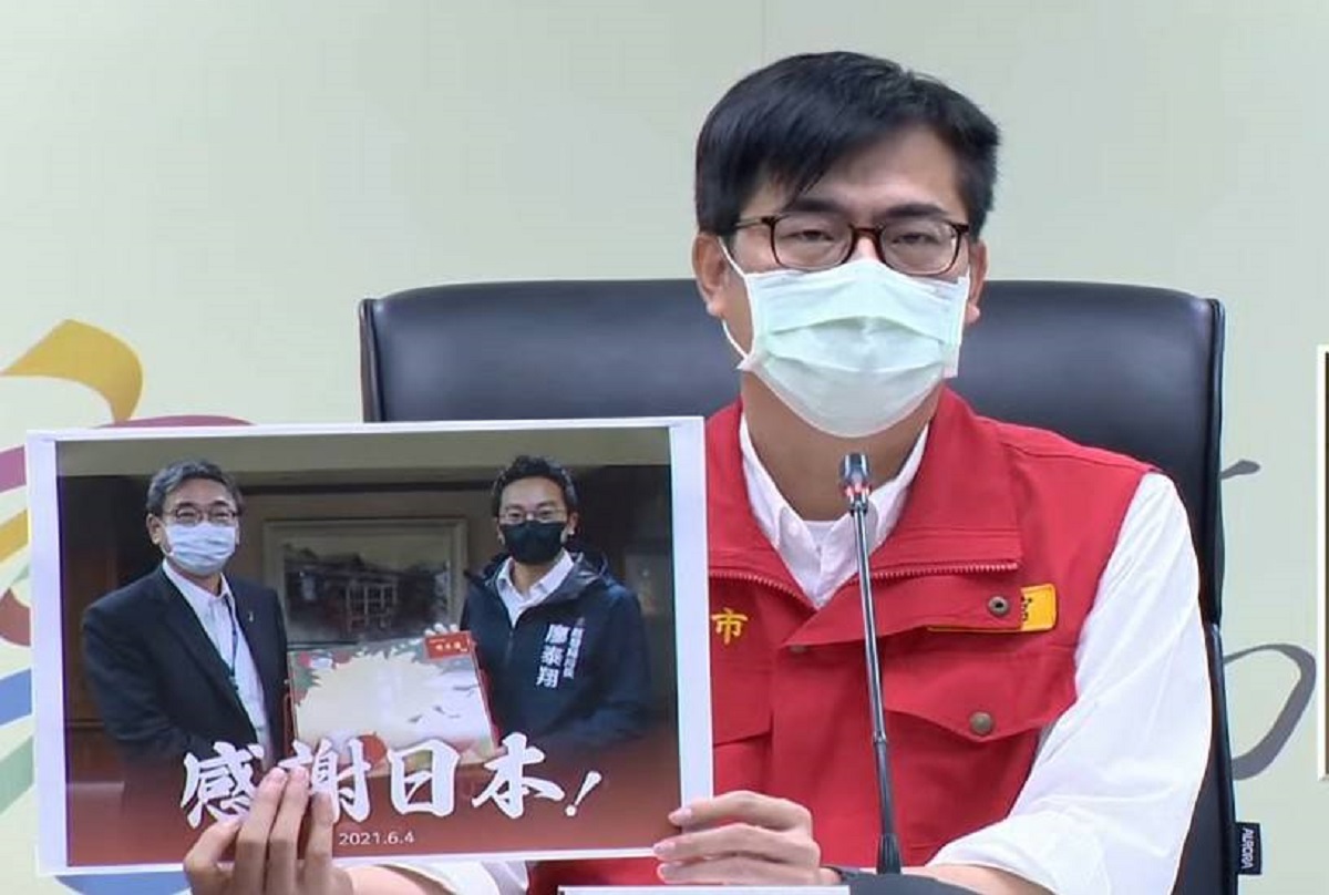 ▲高雄市長陳其邁今天在防疫記者會中首先感謝日本今送來124萬劑疫苗，並請經發局長廖泰翔代表高雄市民及他致贈玉荷包感謝日本在台協會高雄分所加藤所長。（圖／高市府提供）

