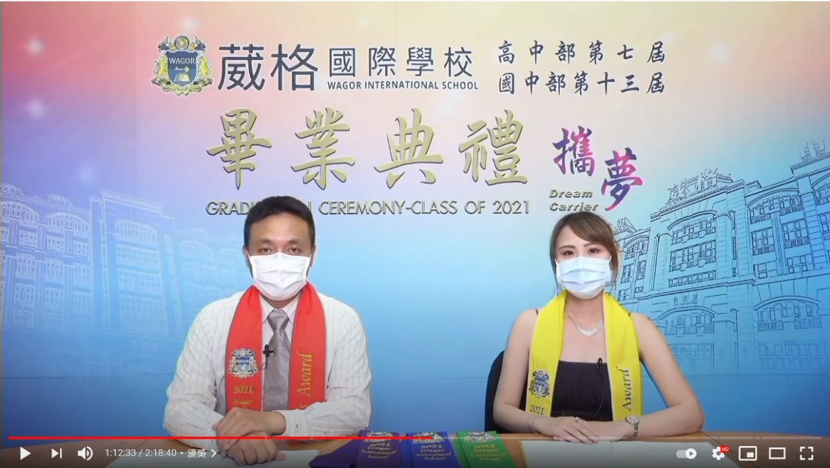 ▲台中葳格中學畢業典禮線上直播，主持人披上畢業領巾，向線上畢業生致上祝福。（圖／台中葳格中學提供）