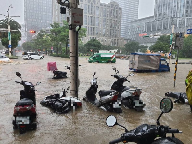 ▲網友分享台北101附近淹水情況。（圖／翻攝自《爆廢公社》臉書）