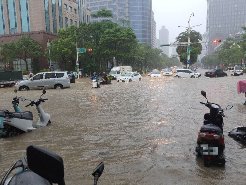 ▲網友分享台北101附近淹水情況。（圖／翻攝自《爆廢公社》臉書）