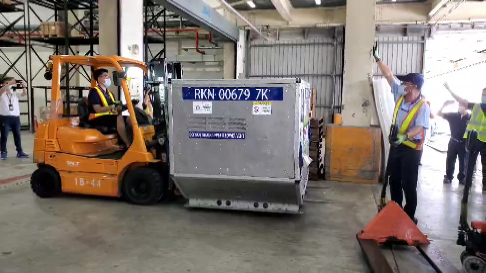 ▲日本捐助我國AZ疫苗提前在下午1時58分抵達桃園機場，分裝在17個盤櫃中AZ疫苗被卸下後，隨即運送到4輛冷凍貨車往冷藏物流中心等待檢驗封緘。（圖／記者李春台翻攝）